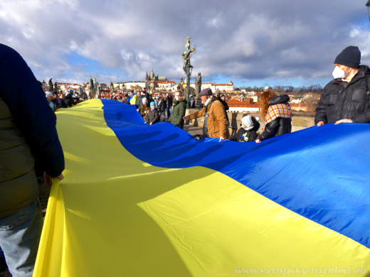 Ukrajinskou vlnu tvořily dvě dlouhé ukrajinské vlajky. Ze dne jednoty Ukrajiny.