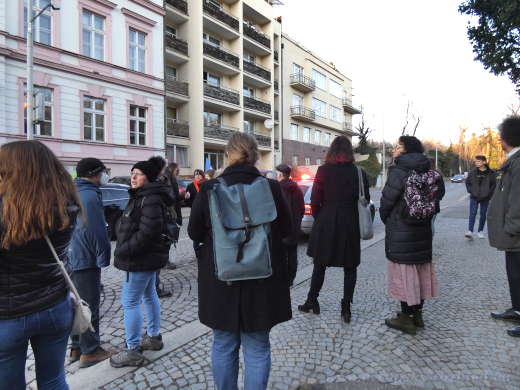 Lidé na cestě k ruské ambasádě.