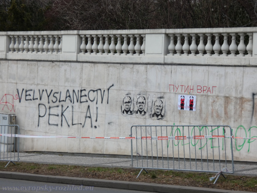 Ruká ambasáda po zásahu demonstrantů, 5. březen 2022