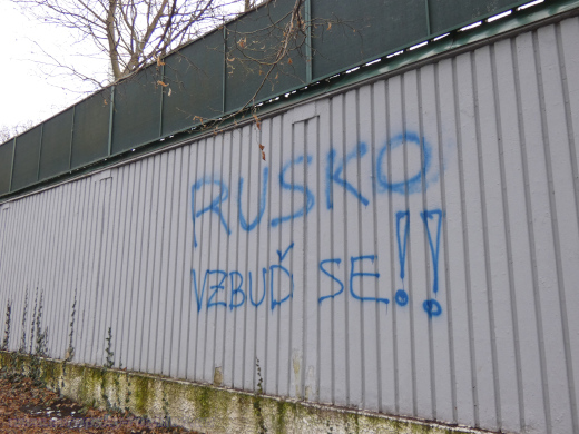 Rusko, vzbuď se! Vzkaz napsaný na plotě areálu ruské ambsády, 5. března 2022