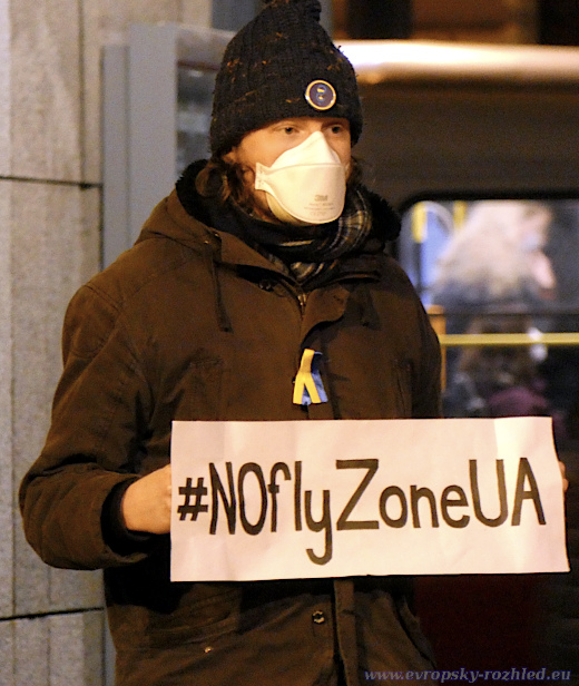 Téma bezletové zóny nad Ukrajinou má hashtag #NOflyZoneUA.